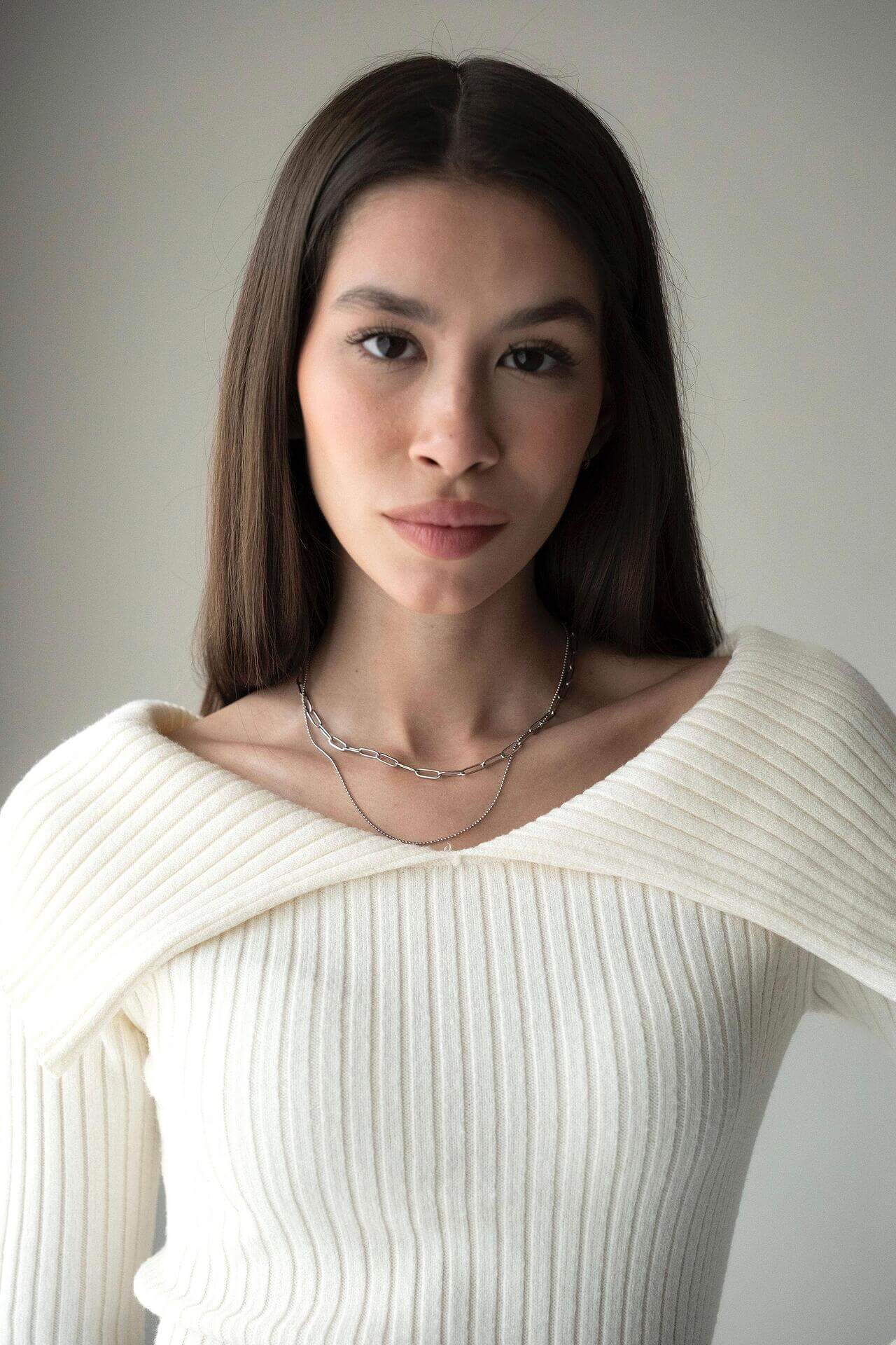 Двойно колие paperclip и синджирче с 18К златно покритие, носено от модел.