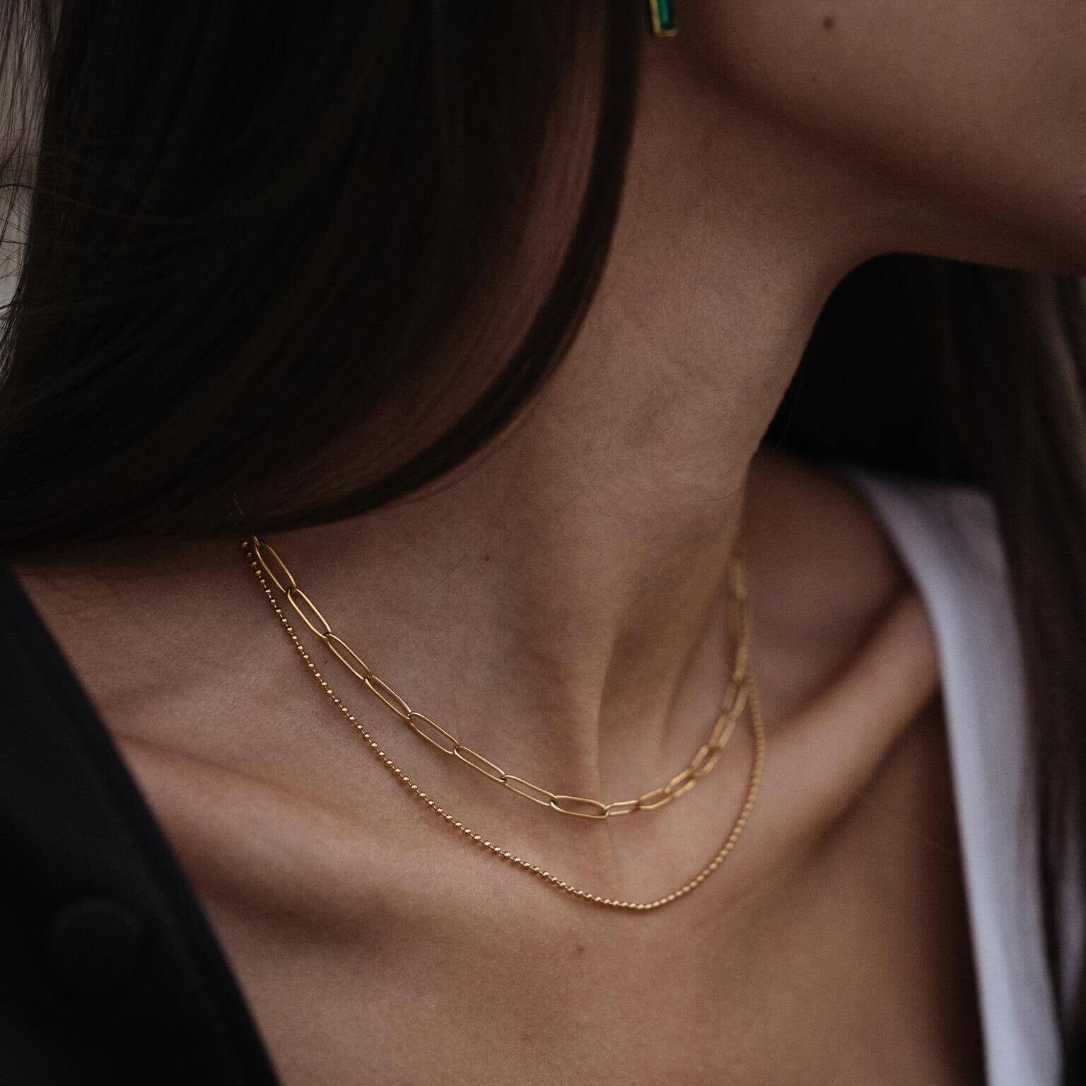 Изискано двойно златисто колие с 18К покритие, което подчертава стила и елегантността.