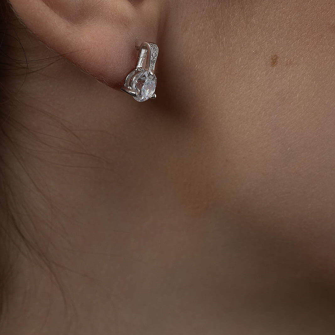 Сребърни обеци S925, изчистен дизайн, добавящи блясък на всяка визия.