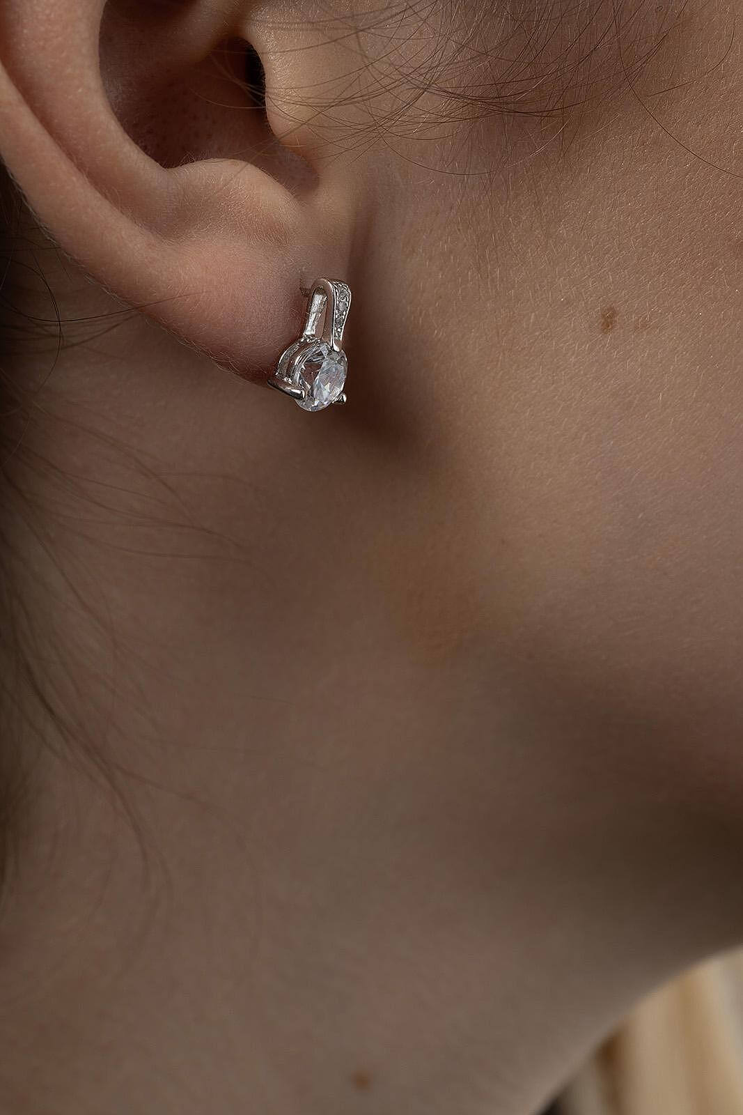 Сребърни обеци S925, изчистен дизайн, добавящи блясък на всяка визия.