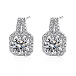 Елегантни обеци със сребърно покритие и блестящи камъни, перфектни за всякакви поводи.