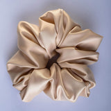 Μεγάλο σατέν scrunchie – Καπουτσίνο