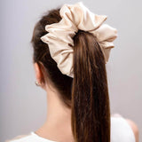 Μεγάλο σατέν scrunchie – Καπουτσίνο
