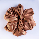 Μεγάλο σατέν scrunchie – Ανοιχτό καφέ