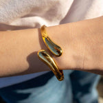 Гривна с 18К златно покритие, изработена от медицинска стомана, стилен аксесоар за свързаност и елегантност.