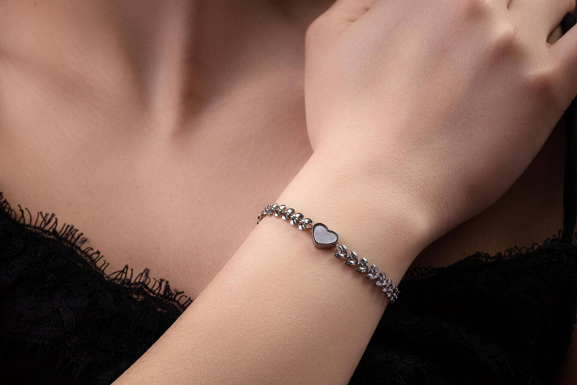 Βραχιόλι καρδιά με φίλντισι σε χρυσό χρώμα