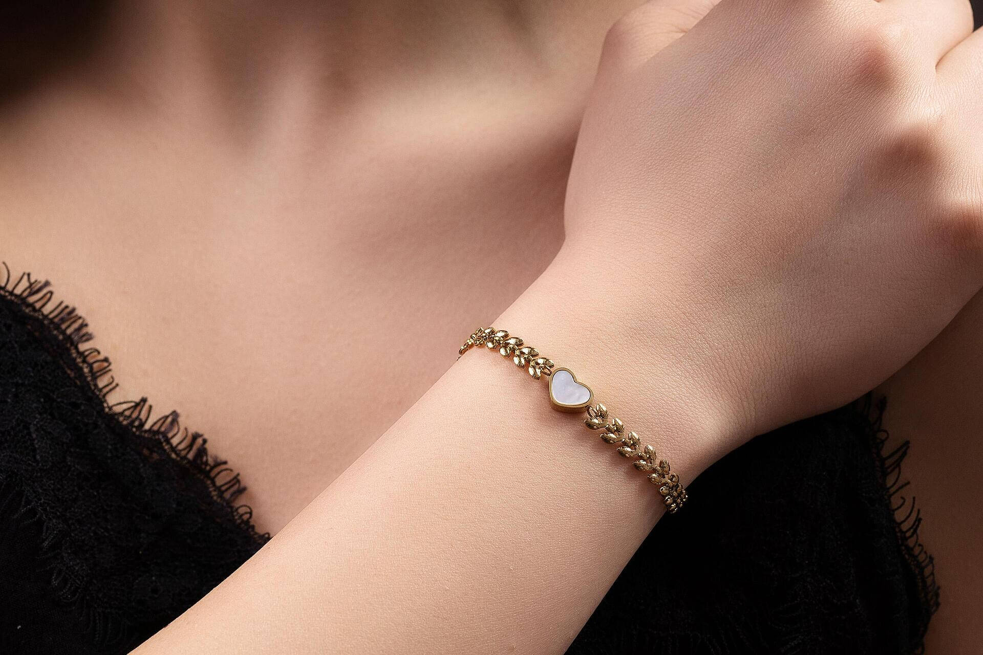 Βραχιόλι καρδιά με φίλντισι σε χρυσό χρώμα