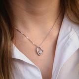 Сребърно колие с форма на сърце S925, красиво представено на женска шия, символизиращо любов.