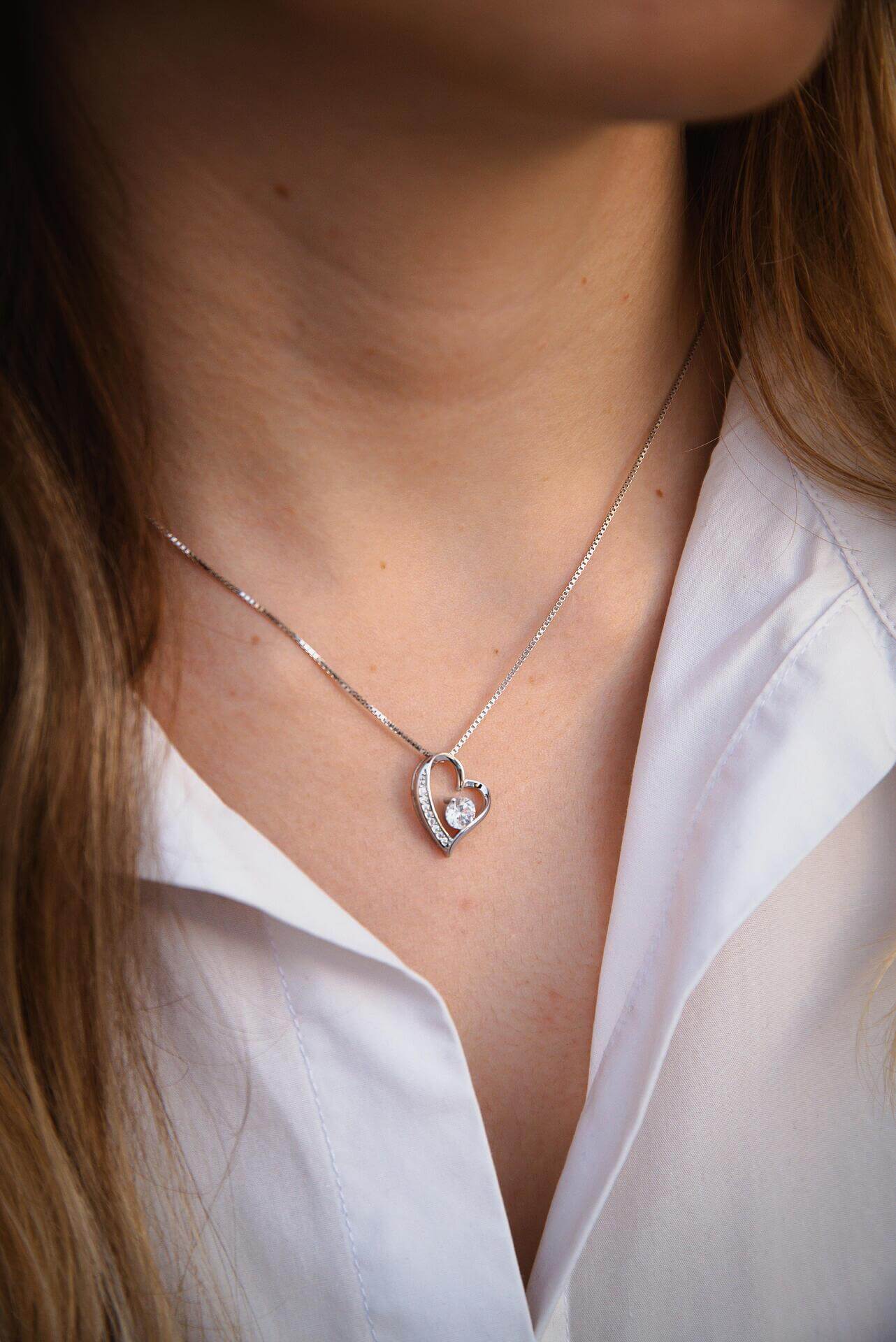 Сребърно колие с форма на сърце S925, красиво представено на женска шия, символизиращо любов.