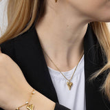 Колиe и обеци във форма на сърце от медицинска стомана, с елегантен дизайн и романтичен стил.