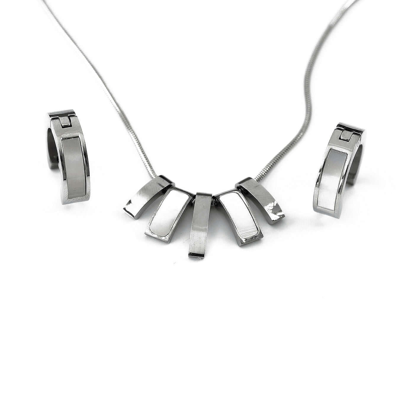 Комплект обеци и колие от сребриста медицинска стомана с изтънчени детайли.