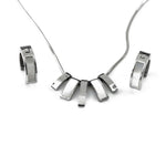 Комплект обеци и колие от сребриста медицинска стомана с изтънчени детайли.