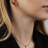 Комплект сребристи обеци и колие от медицинска стомана и седеф, подходящи за всекидневни и специални поводи.