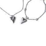 Комплект колие и гривна с висулки във формата на сърце от медицинска стомана.