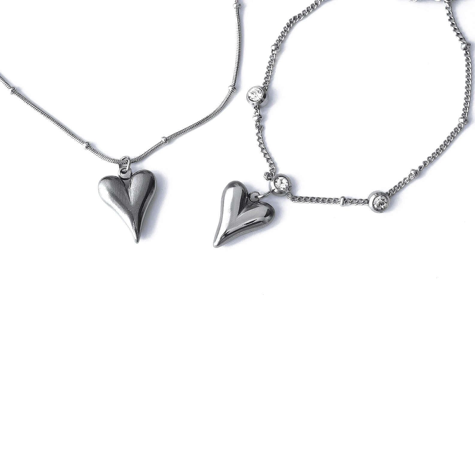 Комплект колие и гривна с висулки във формата на сърце от медицинска стомана.