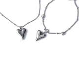 Комплект колие и гривна с висулки във формата на сърце от медицинска стомана.