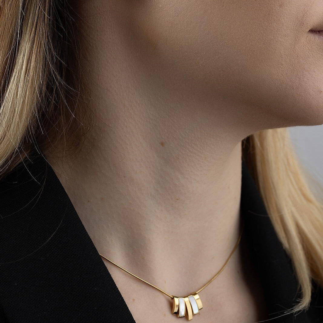 Комплект обеци и колие с деликатен дизайн, изработени от сребрист медицинска стомана и седеф.