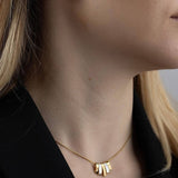 Комплект обеци и колие с деликатен дизайн, изработени от сребрист медицинска стомана и седеф.