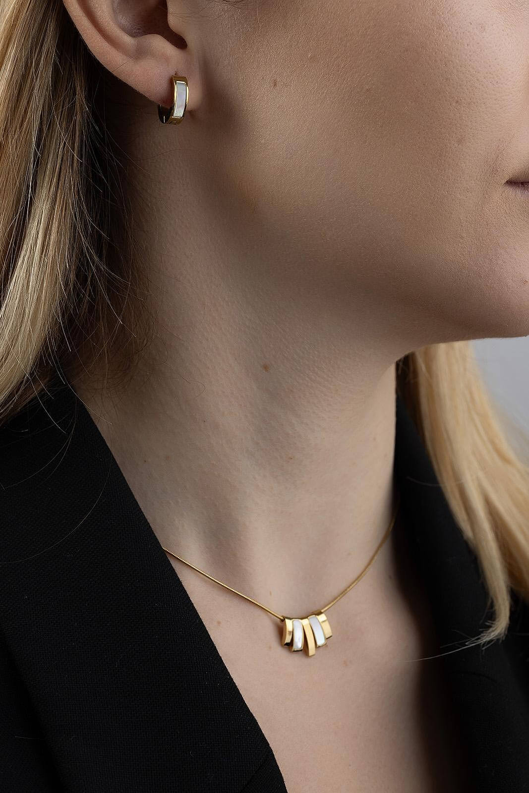 Комплект обеци и колие с деликатен дизайн, изработени от сребрист медицинска стомана и седеф.