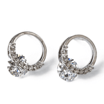 Кръгли обеци с блестящ камък в златист цвят, изработени от медицинска стомана.