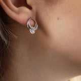 Общ поглед на блестящи обеци с камъче, изработени от висококачествена медицинска стомана.