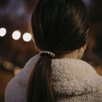 Ластик за коса в елегантен стил, задната част на косата с уникален кроасан и уютно облекло.