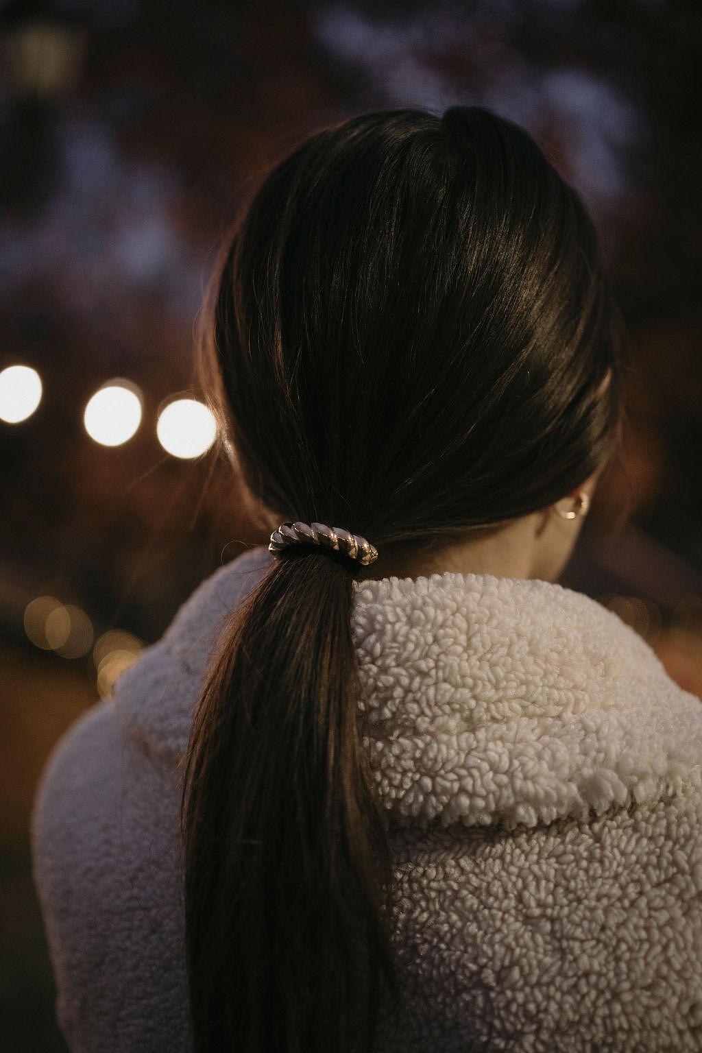 Ластик за коса в елегантен стил, задната част на косата с уникален кроасан и уютно облекло.