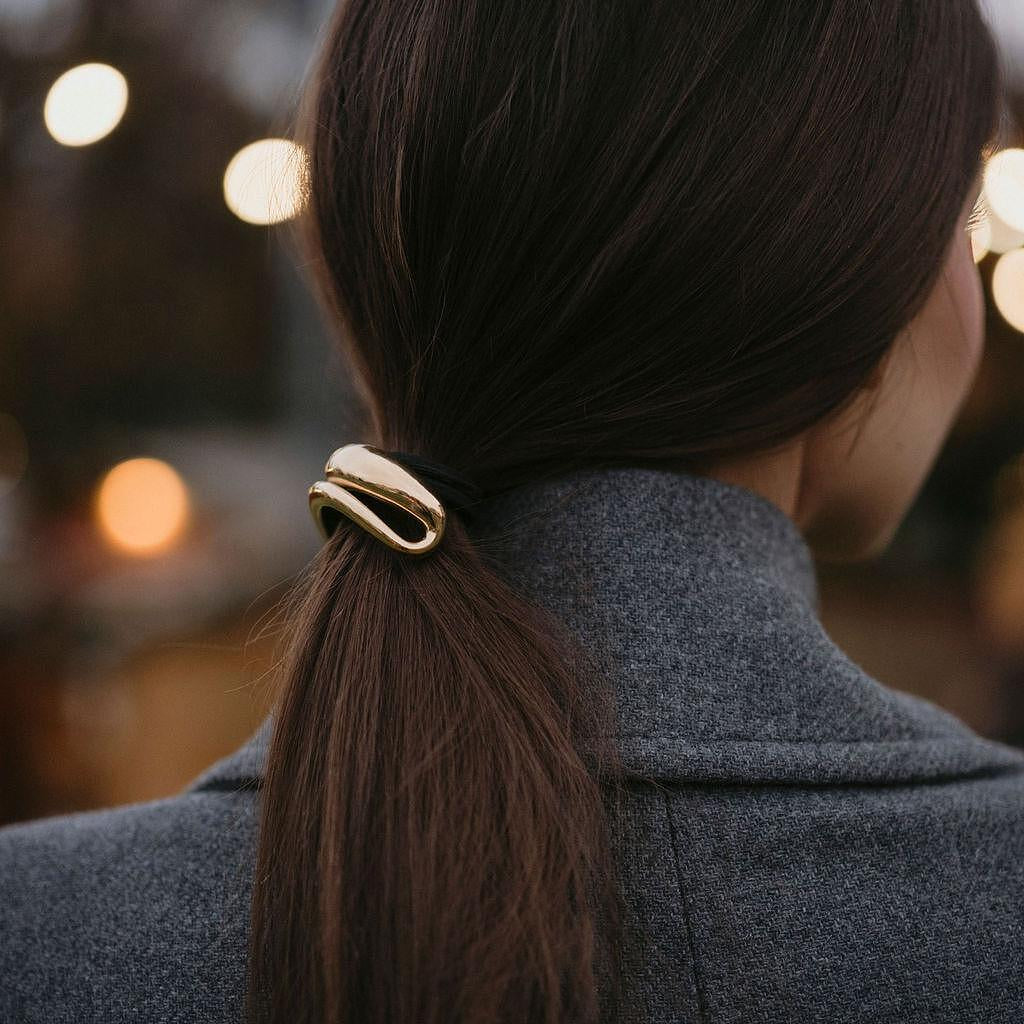 Ластик за коса Рома в изискан стил, здраво държи дълги коси, идеален аксесоар за елегантни прически.