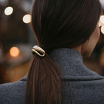 Ластик за коса Рома в изискан стил, здраво държи дълги коси, идеален аксесоар за елегантни прически.