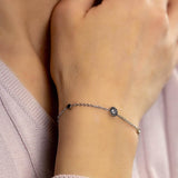 Мека сребриста гривна с блестящ камък