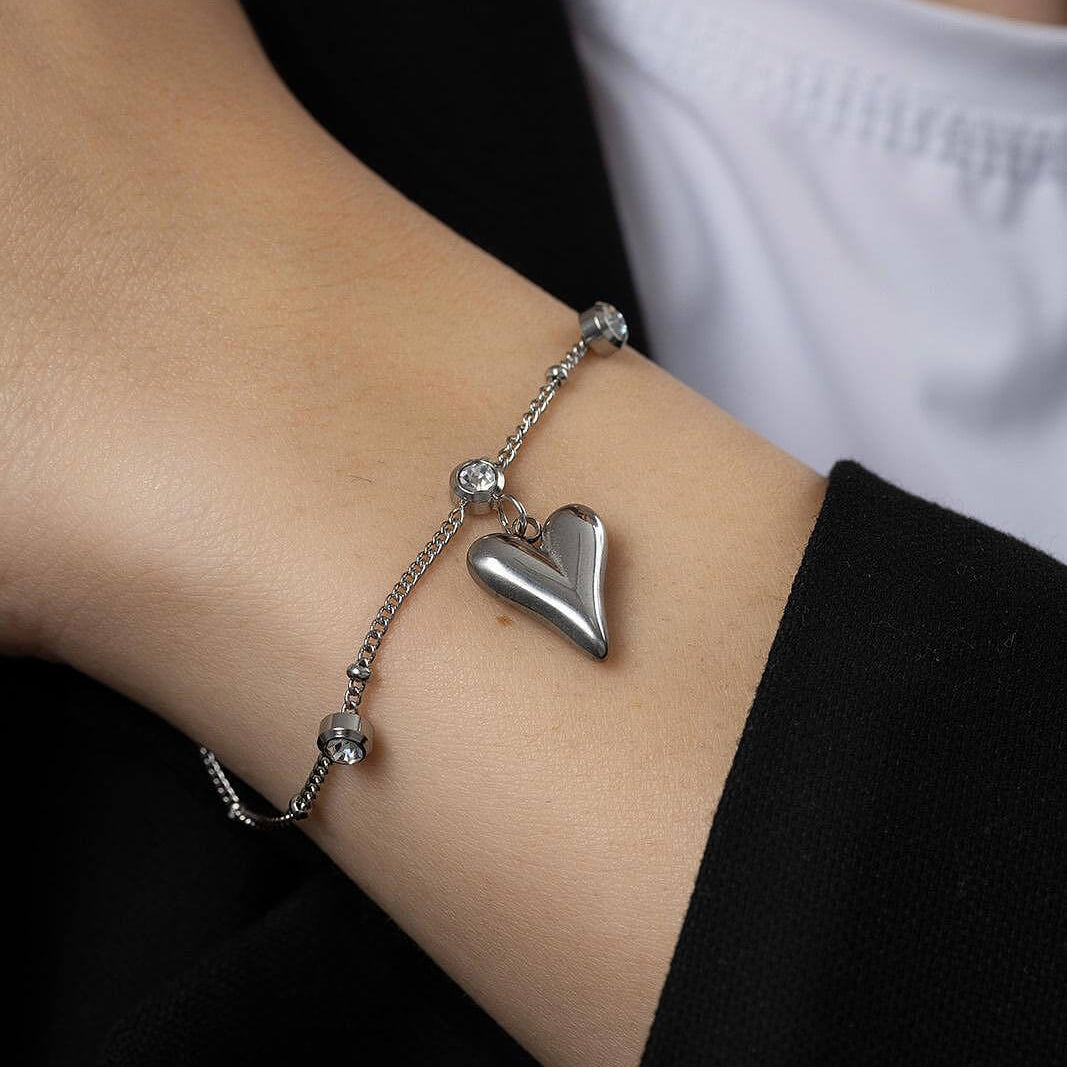 Мека зластиста гривна с висулка сърце от медицинска стомана, идеален аксесоар за романтичен вид.