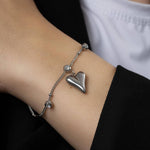 Мека зластиста гривна с висулка сърце от медицинска стомана, идеален аксесоар за романтичен вид.