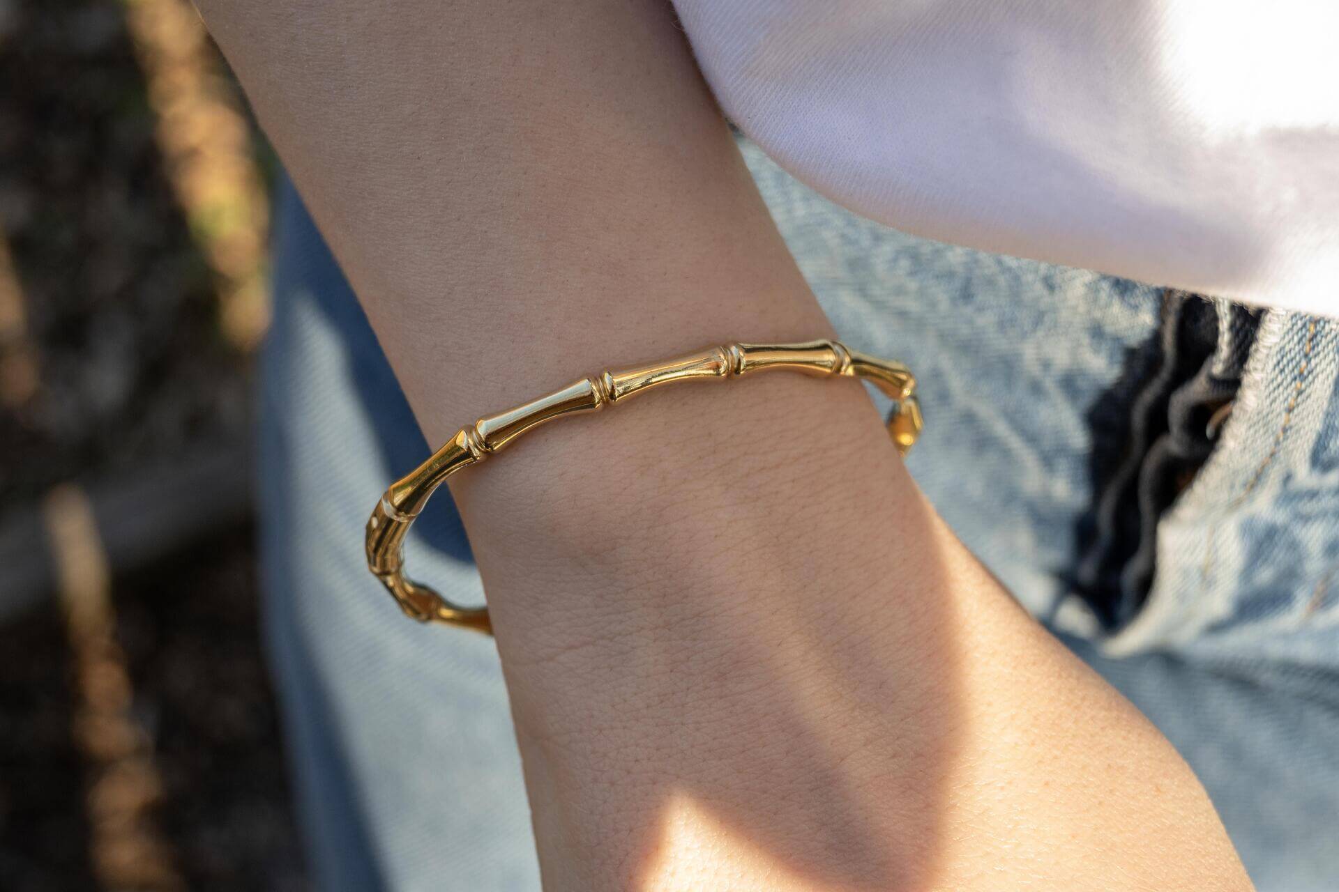 Стилна гривна Elency с 18к златно покритие, носена на китката, изработена от медицинска стомана.