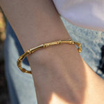 Стилна гривна Elency с 18к златно покритие, носена на китката, изработена от медицинска стомана.