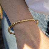 Стилна гривна Elency с 18к златно покритие, носена на китката, изработена от медицинска стомана.