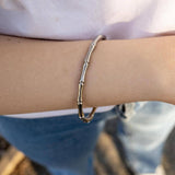 Elency стилна гривна с 18к златно покритие, носена на китката, изработена от медицинска стомана.