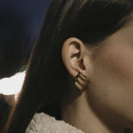 Обеци "Криле" с 18к златно покритие, стилен дизайн в два цвята, подчертаващи елегантността.