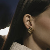 Обеци "Криле" с 18к златно покритие, стилен дизайн в два цвята, подчертаващи елегантността.