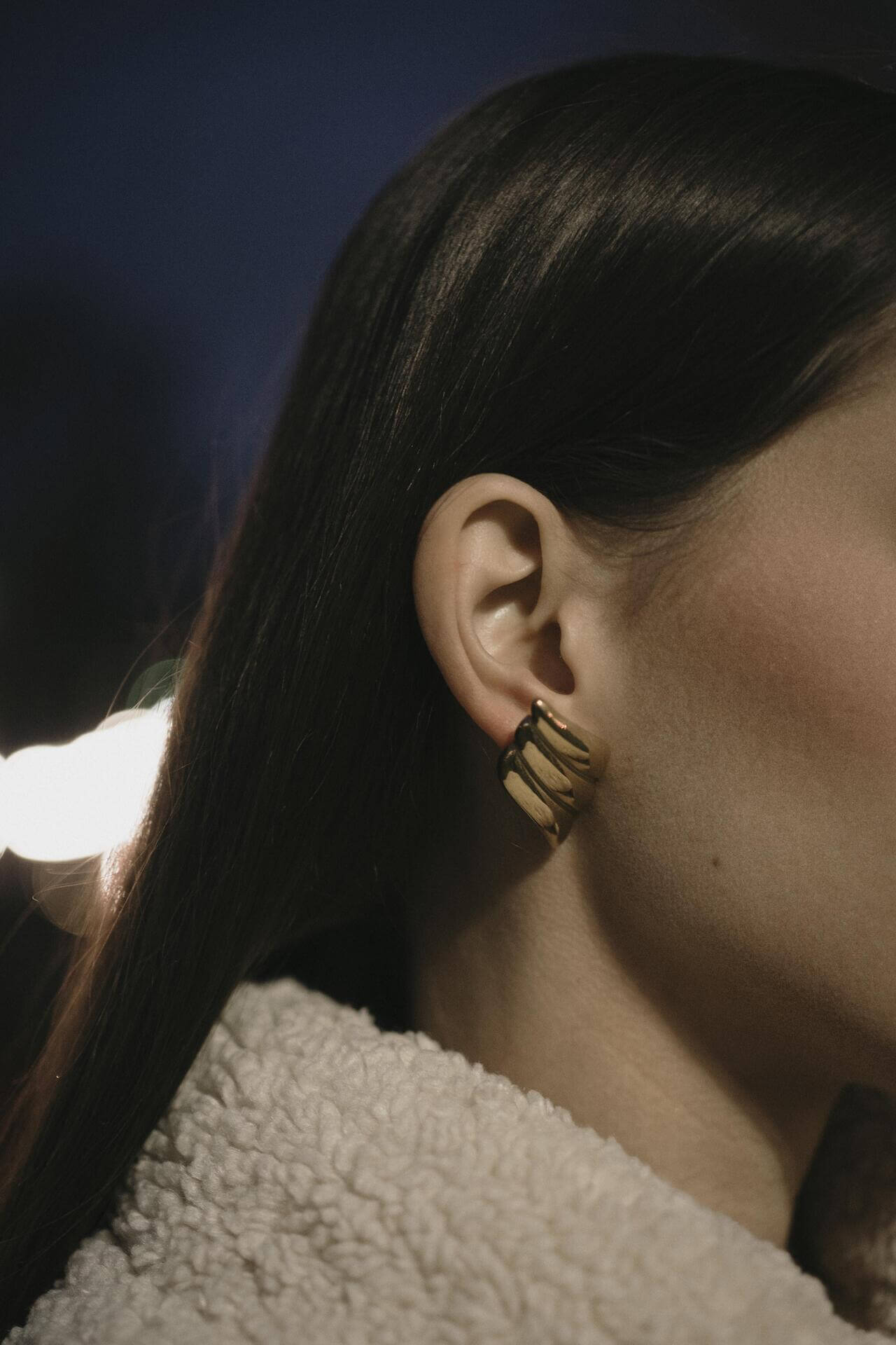 Обеци "Криле" с 18к златно покритие, стилен дизайн в два цвята, подчертаващи елегантността.