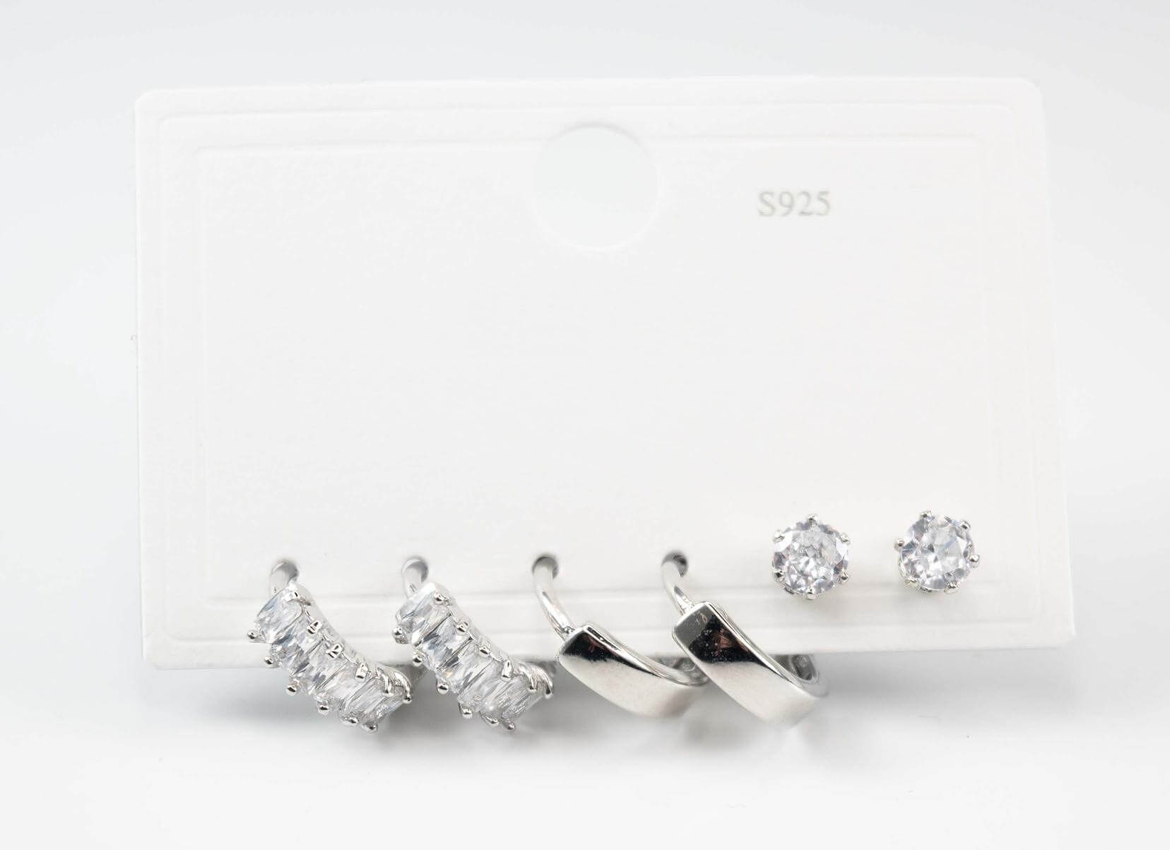 Комплект обици сребристо, включващ две двойки обеци и кристални декорации.