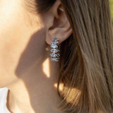 Облици Селенсе с три пиърсинг дупки, златисти и сребристи, елегантен модерен дизайн.