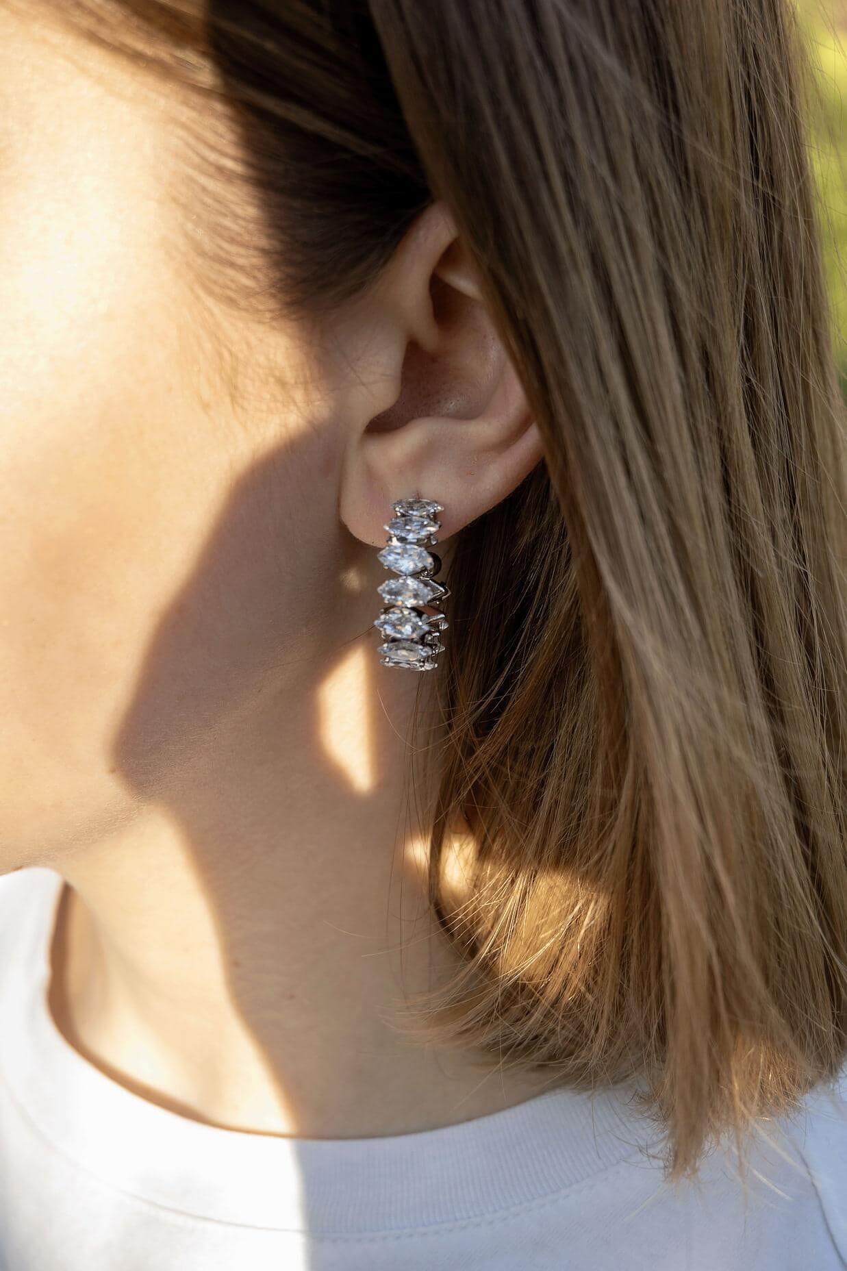 Облици Селенсе с три пиърсинг дупки, златисти и сребристи, елегантен модерен дизайн.