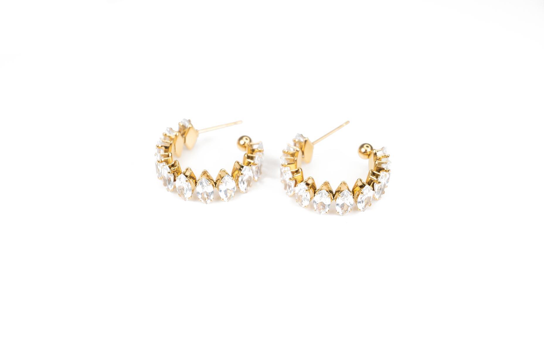 Облици Селенсе с три пиърсинг дупки, златисти и сребристи, елегантен модерен дизайн.