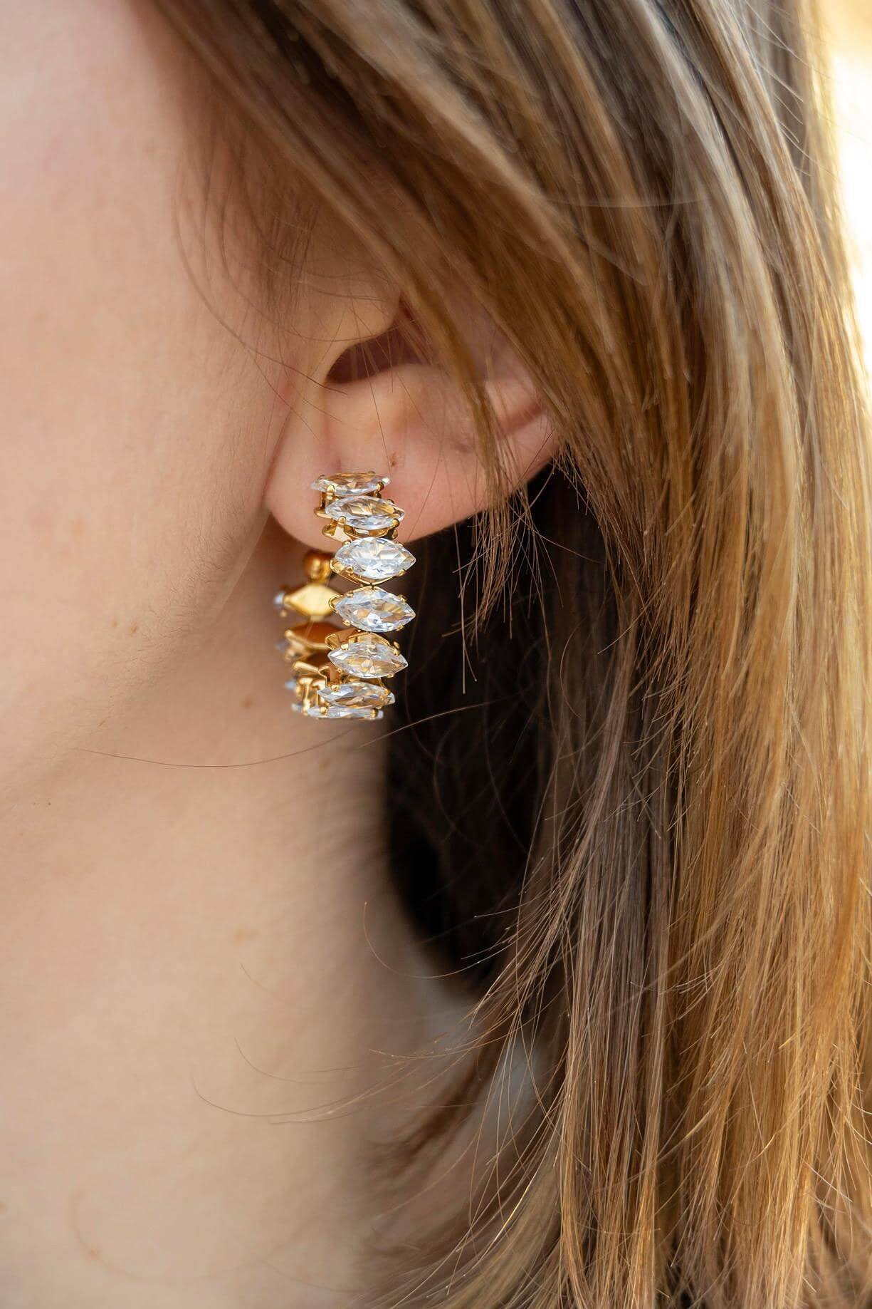 Облици Селенсе с три пиърсинг дупки, златисти и сребристи, елегантен модерен дизайн.