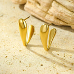 Обеците V-Shape в златист цвят, изработени от медицинска неръждаема стомана с 18k златно покритие.