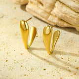 Обеците V-Shape в златист цвят, изработени от медицинска неръждаема стомана с 18k златно покритие.