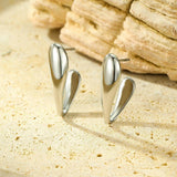 Обеци V-Shape в сребристо, изработени от медицинска стомана с модерно и елегантно излъчване.