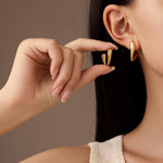 Обеци V-Shape в златист цвят, изработени от медицинска стомана, стилен и модерен аксесоар.