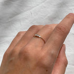 Сребърен пръстен с диаманти и цирконии, носен на ръката с естествена светлина.