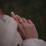 Сребърен пръстен Passion с цирконий и 18К златно покритие, носен на ръка с бяла маникюра.